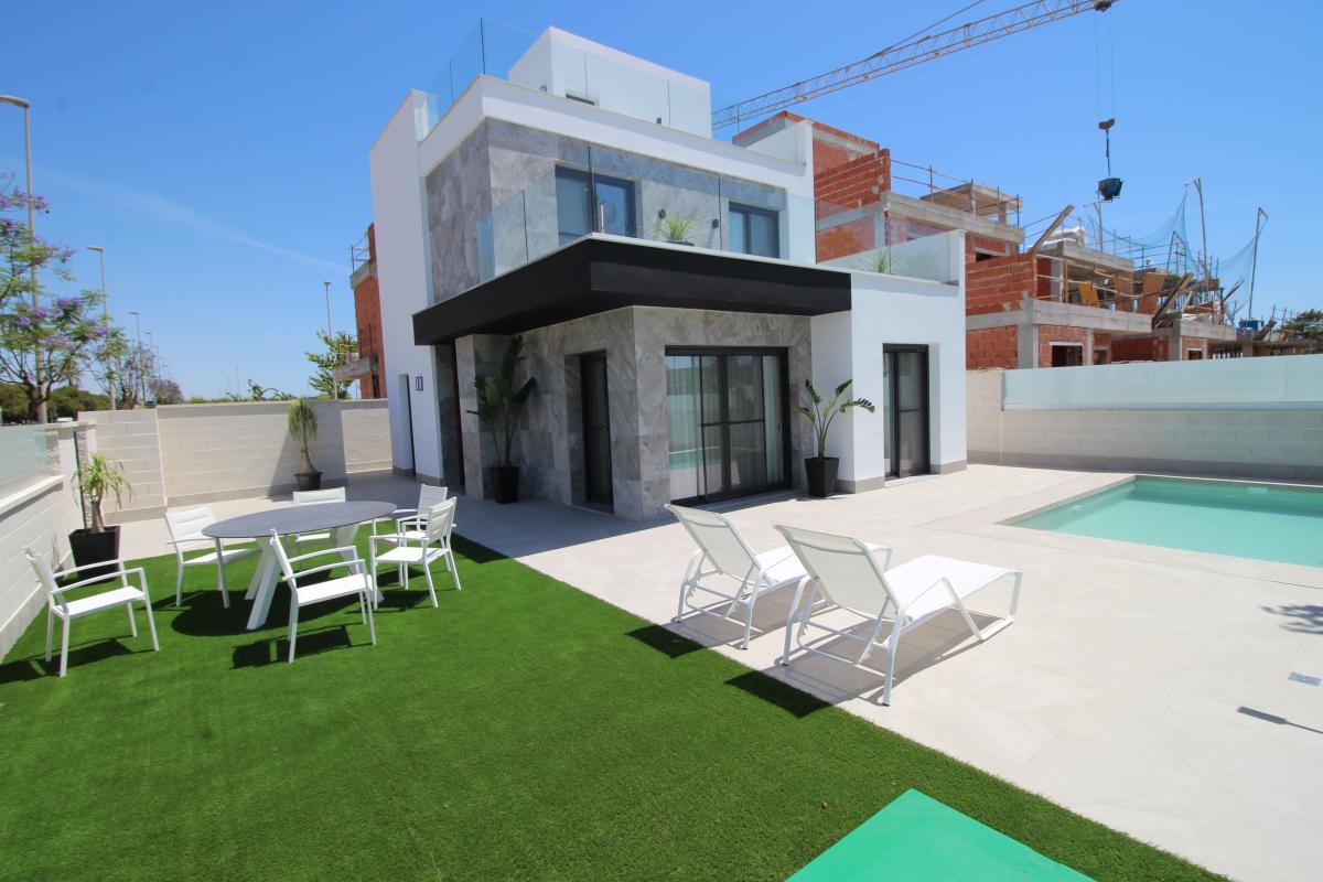 Villa en venta en Pilar de la Horadada zona 03190