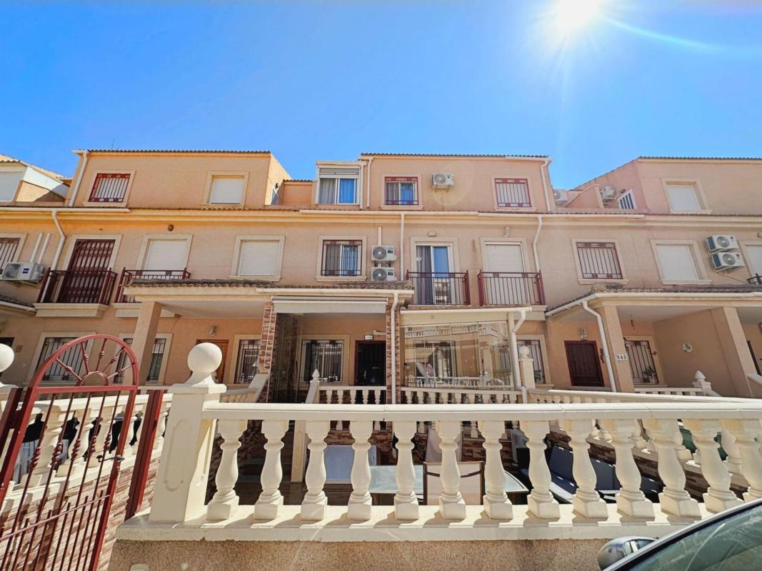 Chalet pareado en Calle Jalón, Playa Flamenca, Orihuela