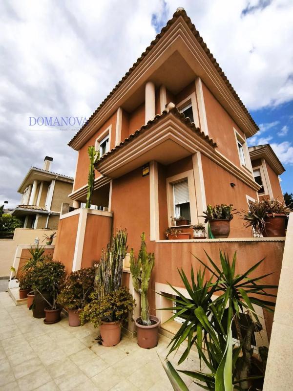 Villa de segunda mano para reformar con vistas al golf en Alicante