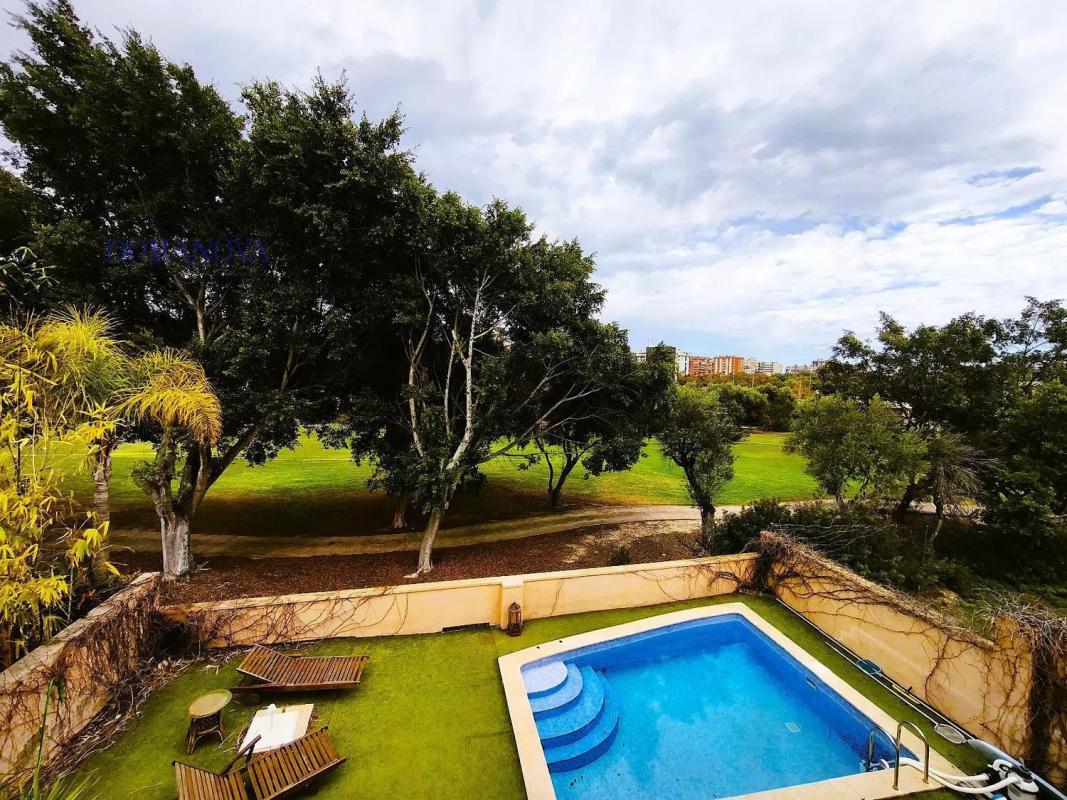 Villa de segunda mano para reformar con vistas al golf en Alicante