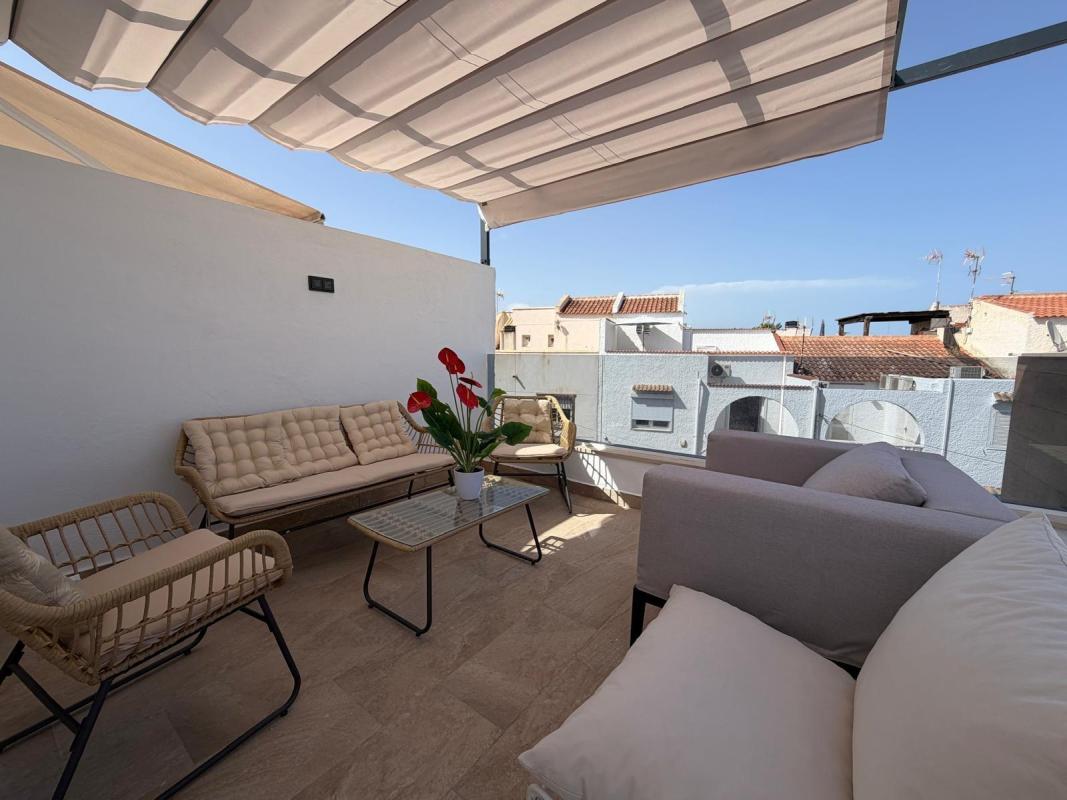 CHALET PAREADO TOTALMENTE REFORMADO CON 3 HAB 3 BAÑOS PISCINA PROPIA Y SOTANO EN CALAS BLANCAS — foto 1