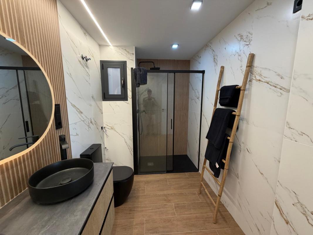 CHALET PAREADO TOTALMENTE REFORMADO CON 3 HAB 3 BAÑOS PISCINA PROPIA Y SOTANO EN CALAS BLANCAS — foto 8
