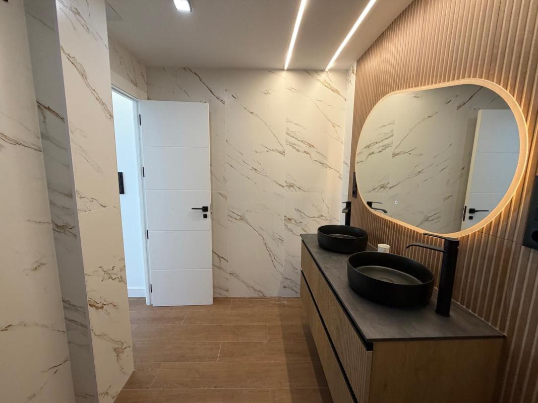 CHALET PAREADO TOTALMENTE REFORMADO CON 3 HAB 3 BAÑOS PISCINA PROPIA Y SOTANO EN CALAS BLANCAS — foto 9
