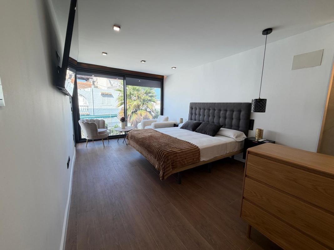 CHALET PAREADO TOTALMENTE REFORMADO CON 3 HAB 3 BAÑOS PISCINA PROPIA Y SOTANO EN CALAS BLANCAS — foto 10