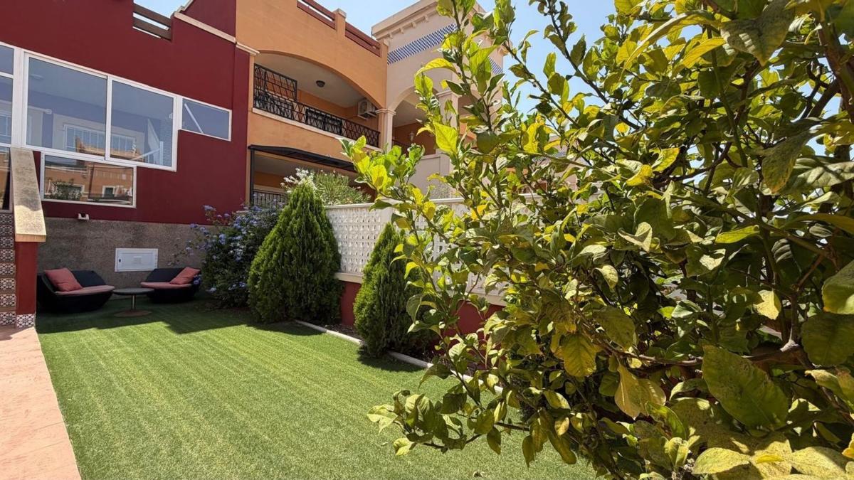 Chalet adosado en Calle Lago de Sanabria, Zona Lago – Los Almendros, Orihuela — foto 2