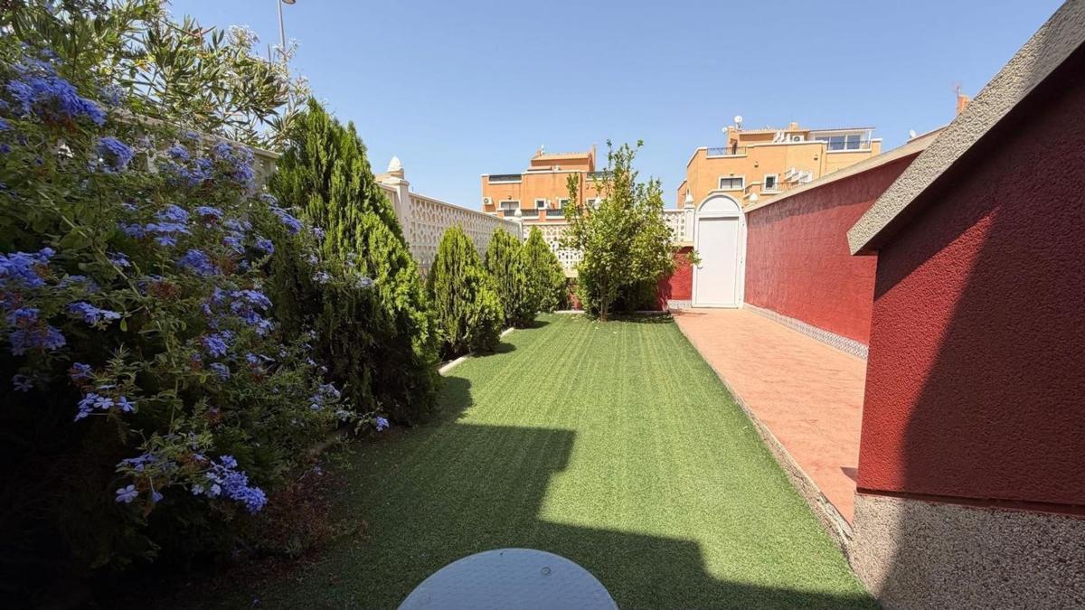 Chalet adosado en Calle Lago de Sanabria, Zona Lago – Los Almendros, Orihuela — foto 8