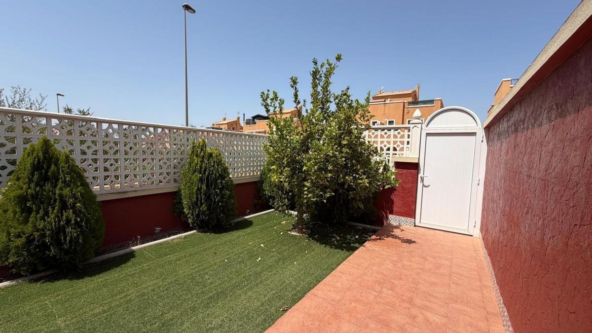 Chalet adosado en Calle Lago de Sanabria, Zona Lago – Los Almendros, Orihuela — foto 13