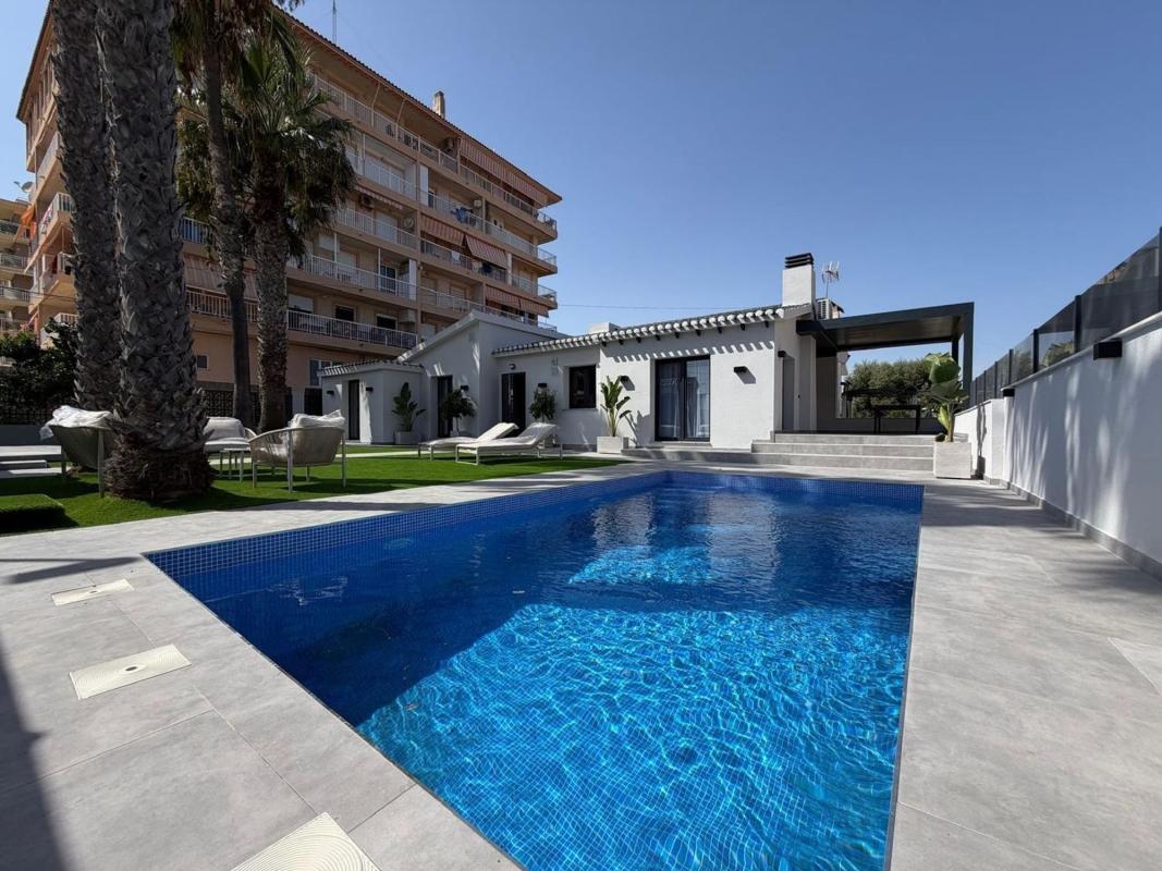 Casa o chalet independiente en Calle Pleamar, Punta Prima, Torrevieja — foto 1