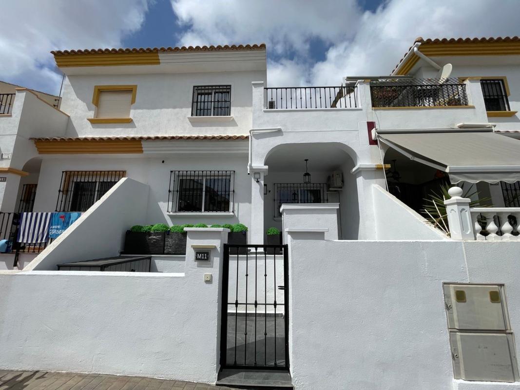 Chalet adosado en Calle Tiberiades, Zona Lago – Los Almendros, Orihuela — foto 1