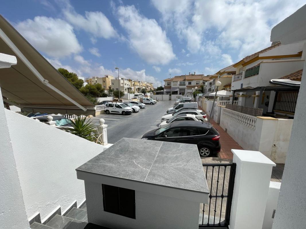 Chalet adosado en Calle Tiberiades, Zona Lago – Los Almendros, Orihuela — foto 4