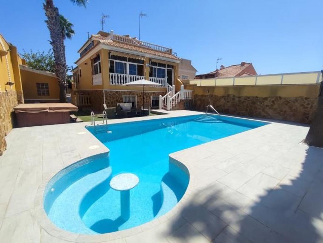 Villa de segunda mano con piscina y jardín en Torrevieja