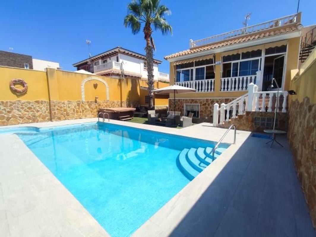 Villa de segunda mano con piscina y jardín en Torrevieja