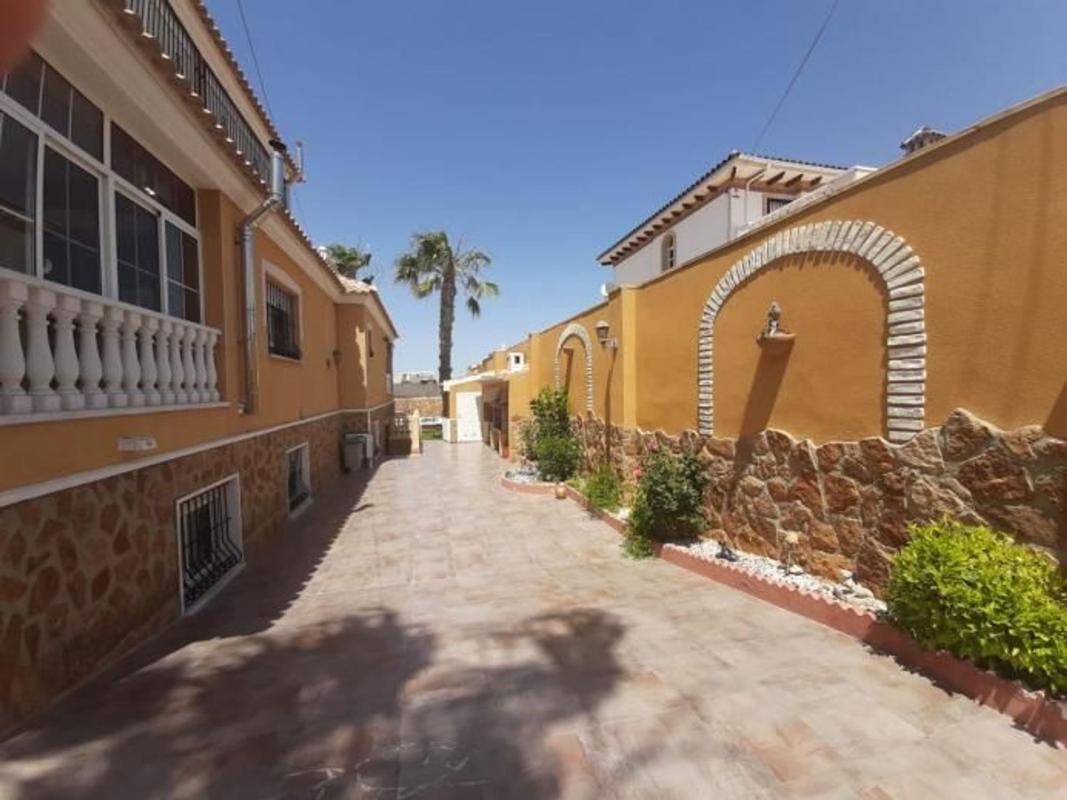 Villa de segunda mano con piscina y jardín en Torrevieja
