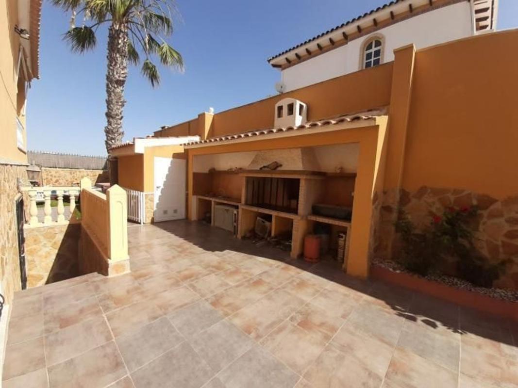 Villa de segunda mano con piscina y jardín en Torrevieja