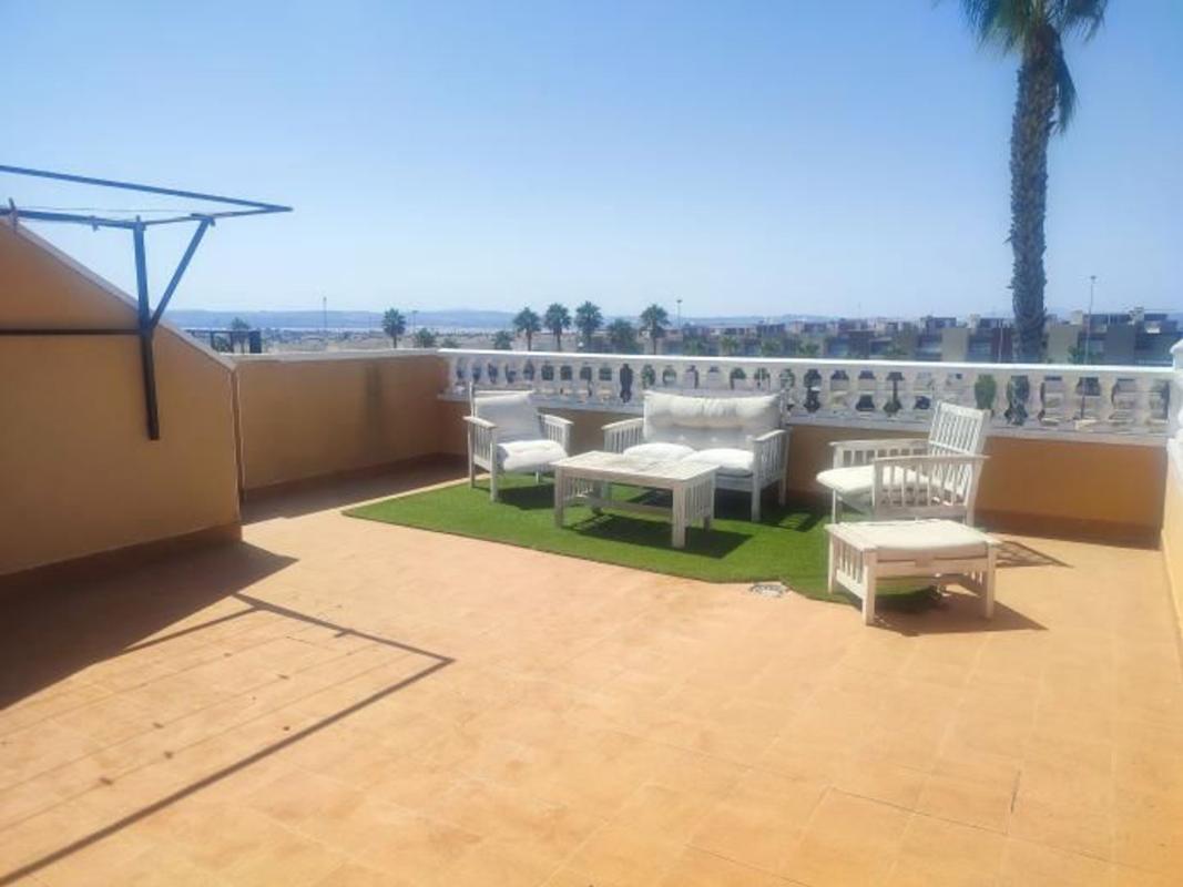 Villa de segunda mano con piscina y jardín en Torrevieja