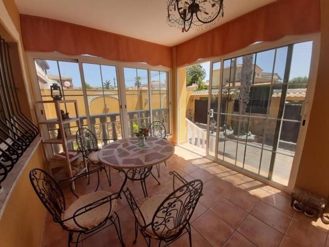 Villa de segunda mano con piscina y jardín en Torrevieja