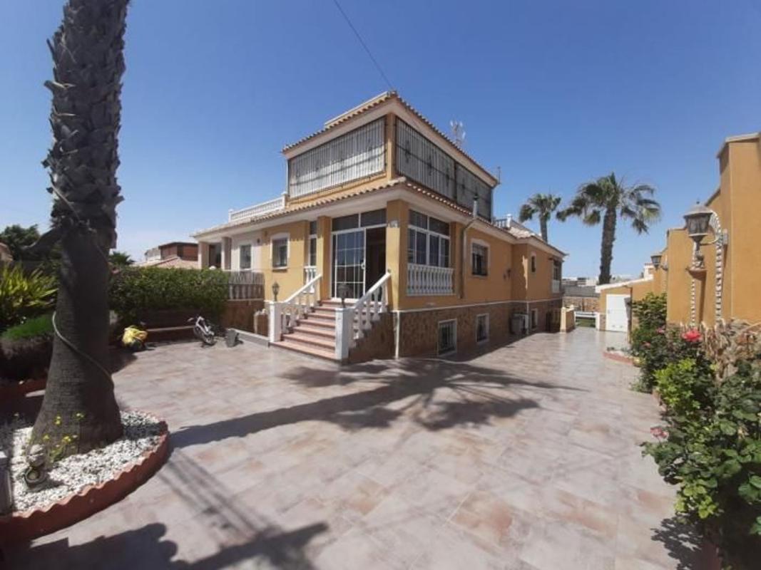 Villa de segunda mano con piscina y jardín en Torrevieja