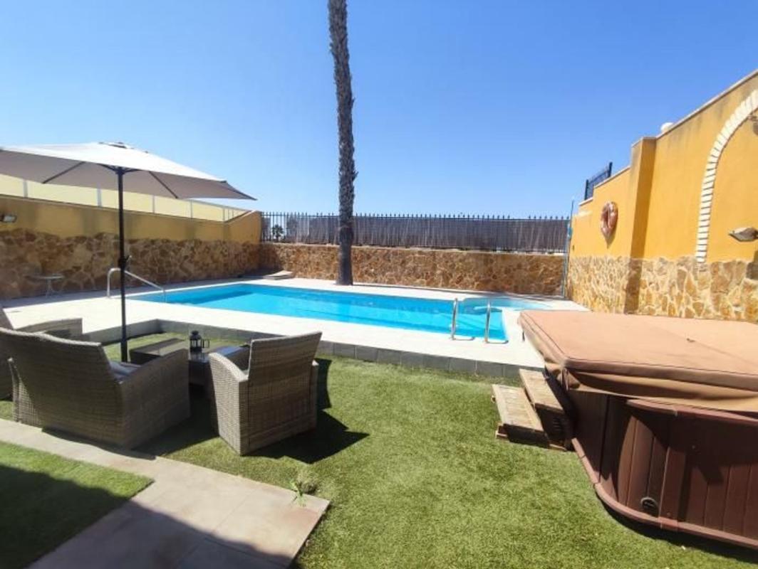 Villa de segunda mano con piscina y jardín en Torrevieja